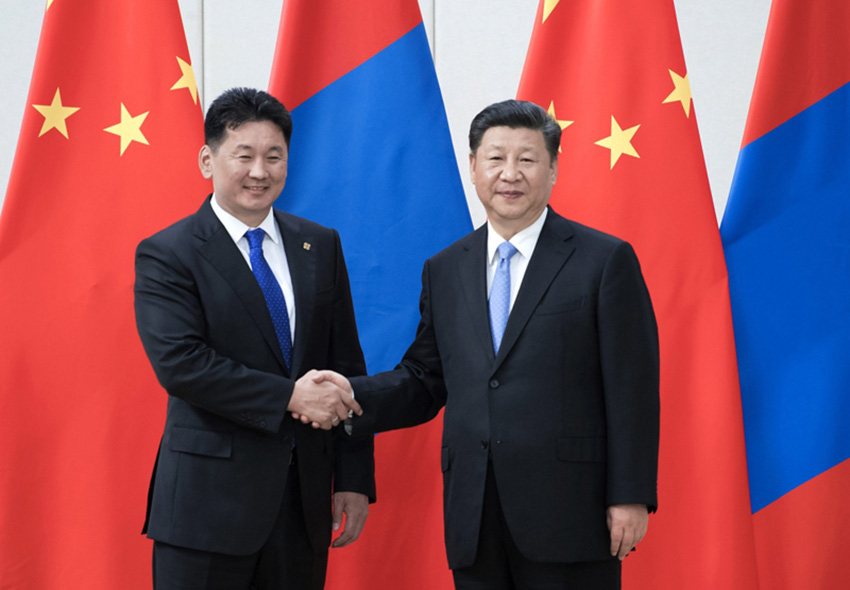 4月10日，國家主席習近平在海南省博鰲國賓館會見蒙古國總理呼日勒蘇赫。 新華社記者 李濤 攝