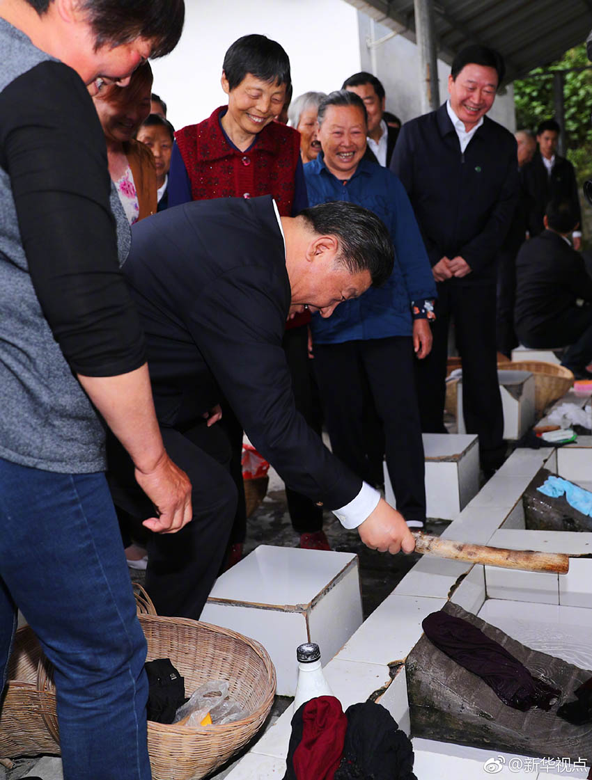 4月24日下午，中共中央總書記、國家主席、中央軍委主席習(xí)近平來到緊鄰三峽大壩的宜昌市夷陵區(qū)太平溪鎮(zhèn)許家沖村，了解這個移民村的變遷和發(fā)展特色產(chǎn)業(yè)等情況。這是習(xí)近平接過村民洗衣用的棒槌，俯下身試著捶打了幾下衣服。新華社記者 謝環(huán)馳 攝
