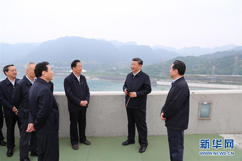 4月24日下午，中共中央總書記、國家主席、中央軍委主席習近平來到三峽大壩，詳細了解三峽工程建設、發電、水利、通航、生態保護等方面的情況。這是習近平在壩頂察看三峽工程全貌和壩區周邊生態環境。新華社記者 謝環馳 攝