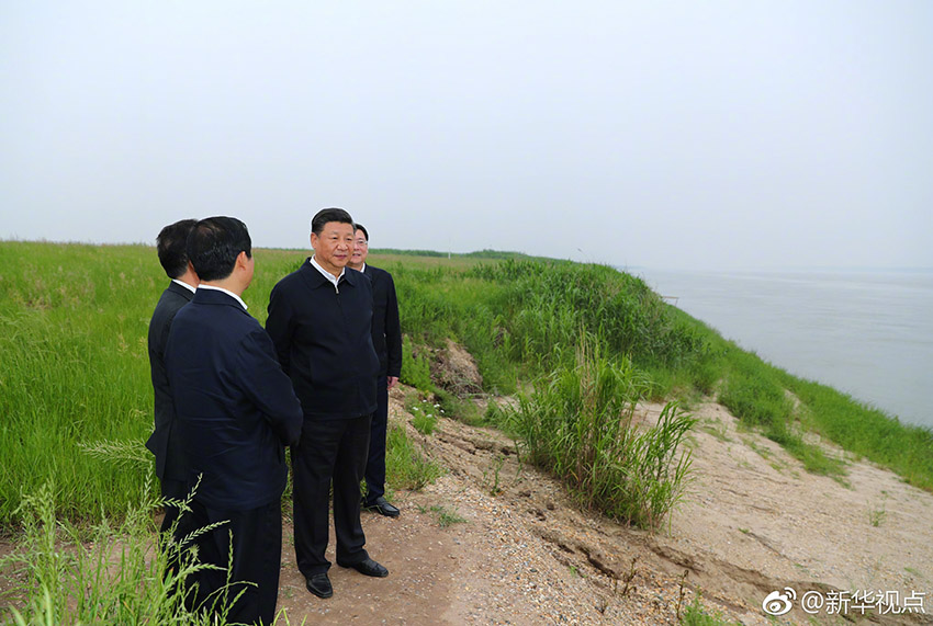 4月25日下午，中共中央總書記、國家主席、中央軍委主席習近平乘船考察長江，抵達石首港。隨后，驅車一個多小時來到湖南岳陽，考察位於長江沿岸的岳陽市君山華龍碼頭。這是習近平察看非法砂石碼頭整治復綠情況。新華社記者 謝環馳 攝