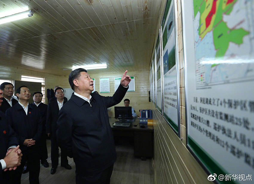 4月25日下午，中共中央總書記、國家主席、中央軍委主席習近平乘船考察長江，抵達石首港。隨后，驅車一個多小時來到湖南岳陽，考察位於長江沿岸的岳陽市君山華龍碼頭。這是習近平走進一處巡護監測點，了解東洞庭湖國家級自然保護區生態保護狀況。新華社記者 鞠鵬 攝