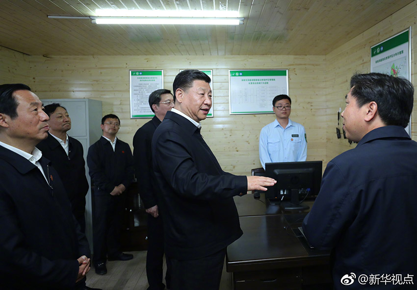 4月25日下午，中共中央總書記、國家主席、中央軍委主席習近平乘船考察長江，抵達石首港。隨后，驅車一個多小時來到湖南岳陽，考察位於長江沿岸的岳陽市君山華龍碼頭。這是習近平走進一處巡護監測點，了解東洞庭湖國家級自然保護區生態保護狀況。新華社記者 鞠鵬 攝