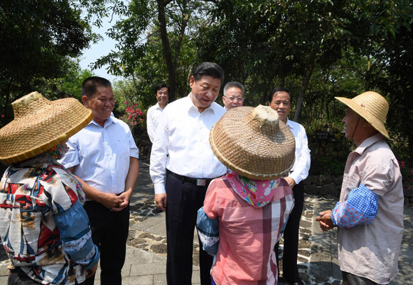 4月11日至13日，中共中央總書記、國家主席、中央軍委主席習近平在海南考察。這是4月13日上午，習近平在海口市秀英區(qū)石山鎮(zhèn)施茶村考察時，同村民親切交談。新華社記者 李學仁 攝