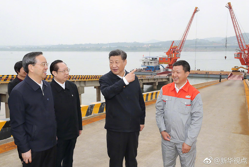 4月26日下午，中共中央總書記、國家主席、中央軍委主席習近平在武漢主持召開深入推動長江經(jīng)濟帶發(fā)展座談會並發(fā)表重要講話。這是座談會前，習近平於24日中午到興發(fā)集團宜昌新材料產(chǎn)業(yè)園，察看化工企業(yè)搬遷、改造以及碼頭復(fù)綠情況。新華社記者 鞠鵬 攝