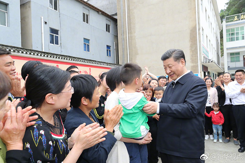4月24日下午，中共中央總書記、國家主席、中央軍委主席習近平來到緊鄰三峽大壩的宜昌市夷陵區太平溪鎮許家沖村，了解這個移民村的變遷和發展特色產業等情況。這是習近平與村民親切交流。新華社記者 鞠鵬 攝