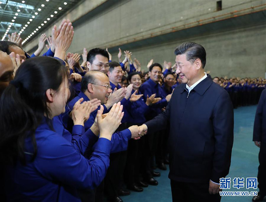 4月24日下午，中共中央總書記、國家主席、中央軍委主席習近平來到三峽大壩，詳細了解三峽工程建設、發(fā)電、水利、通航、生態(tài)保護等方面的情況。這是習近平同左岸發(fā)電廠職工親切握手。新華社記者 謝環(huán)馳 攝
