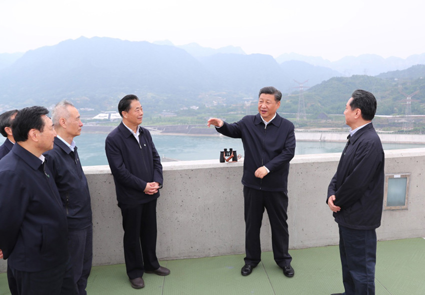 4月24日下午，中共中央總書記、國家主席、中央軍委主席習近平來到三峽大壩，詳細了解三峽工程建設、發電、水利、通航、生態保護等方面的情況。這是習近平在壩頂察看三峽工程全貌和壩區周邊生態環境。新華社記者 謝環馳 攝