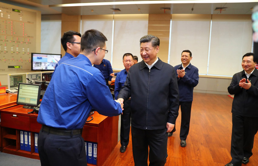 4月24日下午，中共中央總書記、國家主席、中央軍委主席習近平來到三峽大壩，詳細了解三峽工程建設、發電、水利、通航、生態保護等方面的情況。這是習近平視察左岸發電廠中央控制室。新華社記者 謝環馳 攝