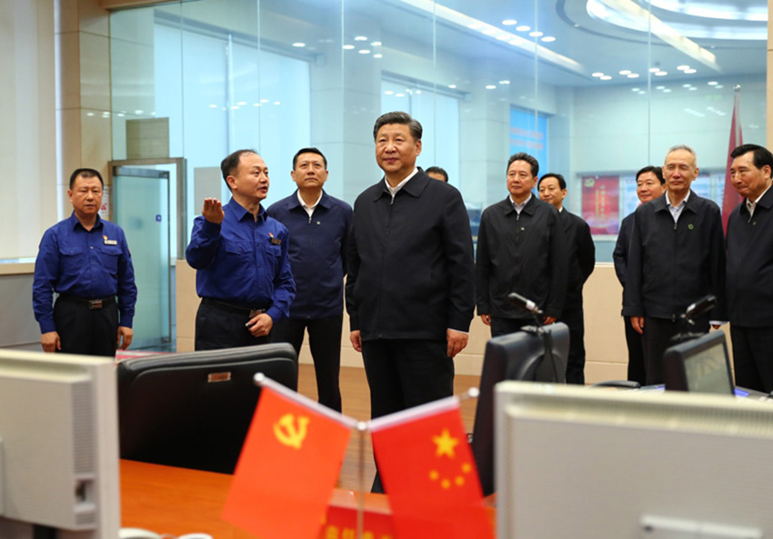 4月24日下午，中共中央總書記、國(guó)家主席、中央軍委主席習(xí)近平來到三峽大壩，詳細(xì)了解三峽工程建設(shè)、發(fā)電、水利、通航、生態(tài)保護(hù)等方面的情況。這是習(xí)近平視察左岸發(fā)電廠中央控制室。新華社記者 謝環(huán)馳 攝
