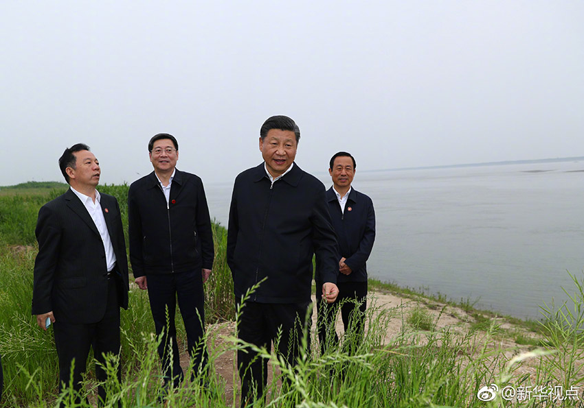 4月25日下午，中共中央總書記、國家主席、中央軍委主席習近平乘船考察長江，抵達石首港。隨后，驅車一個多小時來到湖南岳陽，考察位於長江沿岸的岳陽市君山華龍碼頭。這是習近平察看非法砂石碼頭整治復綠情況。新華社記者 謝環馳 攝
