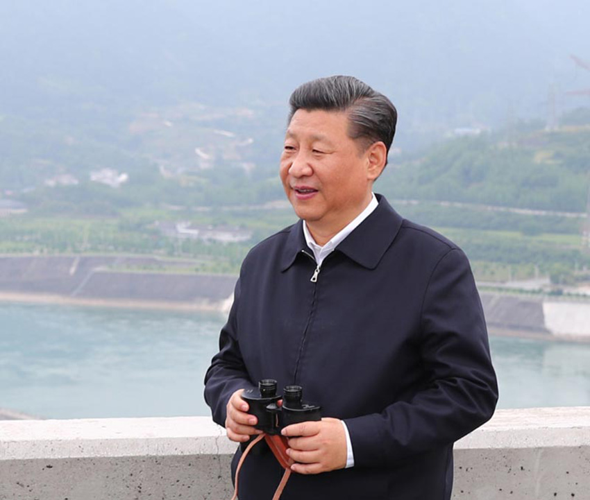 4月26日下午，中共中央總書記、國家主席、中央軍委主席習近平在武漢主持召開深入推動長江經濟帶發展座談會並發表重要講話。這是座談會前，習近平於24日下午在三峽大壩壩頂察看三峽工程和壩區周邊生態環境。新華社記者 謝環馳 攝