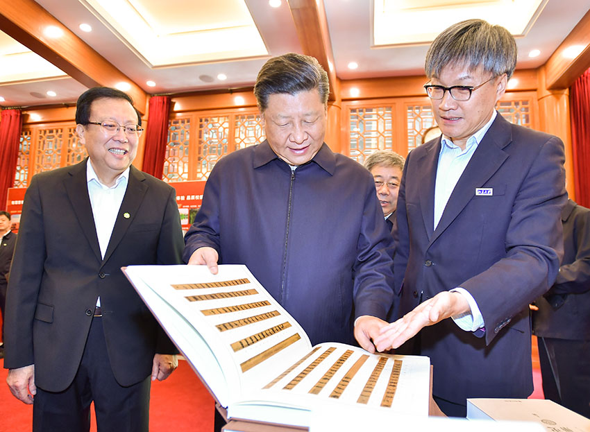 5月2日，中共中央總書記、國家主席、中央軍委主席習近平來到北京大學考察。這是習近平在北京大學臨湖軒參觀“新時代——北京大學近五年成就展”。新華社記者李濤攝