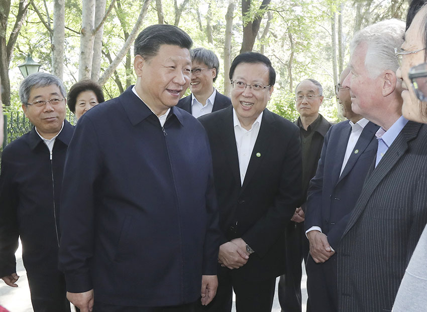 5月2日，中共中央總書(shū)記、國(guó)家主席、中央軍委主席習(xí)近平來(lái)到北京大學(xué)考察。這是習(xí)近平在北京大學(xué)臨湖軒北側(cè)的小庭院看望部分資深教授和中青年教師代表，並同他們親切交談。新華社發(fā)（盛佳鵬攝）