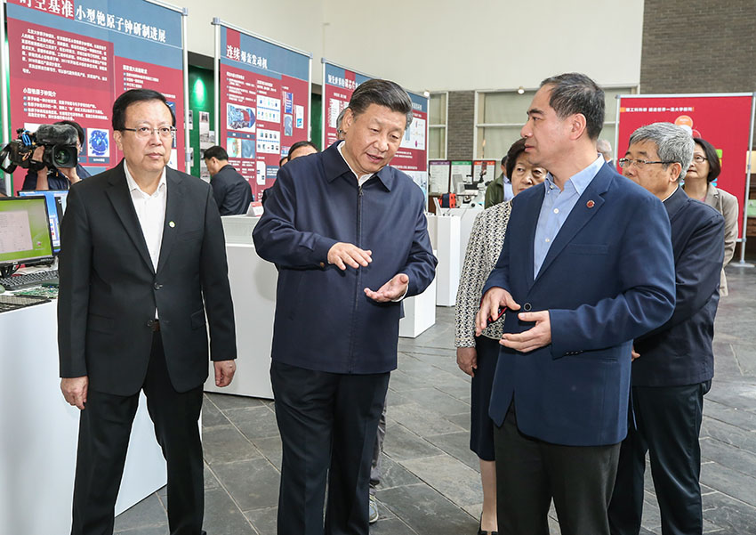 5月2日，中共中央總書記、國家主席、中央軍委主席習近平來到北京大學考察。這是習近平在北京大學金光生命科學大樓一層大廳同科研人員親切交談。新華社記者姚大偉攝