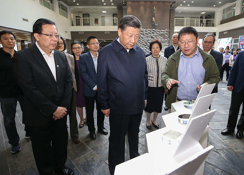 5月2日，中共中央總書記、國(guó)家主席、中央軍委主席習(xí)近平來(lái)到北京大學(xué)考察。這是習(xí)近平在北京大學(xué)金光生命科學(xué)大樓一層大廳仔細(xì)察看科研裝置和實(shí)物模型。新華社記者姚大偉攝