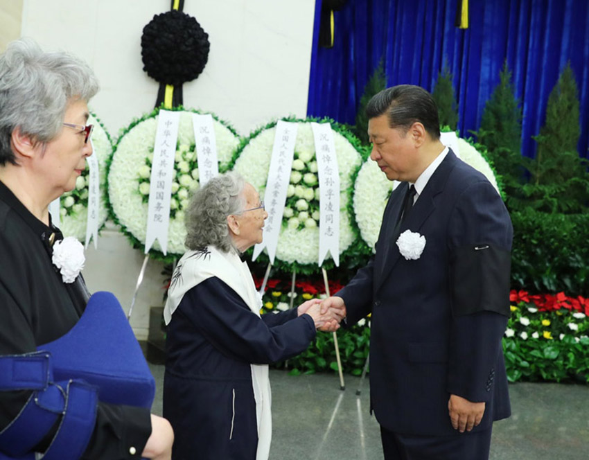 5月24日，孫孚凌同志遺體在北京八寶山革命公墓火化。習(xí)近平、李克強(qiáng)、栗戰(zhàn)書、汪洋、王滬寧、趙樂際、韓正等前往八寶山送別。這是習(xí)近平與孫孚凌親屬握手，表示深切慰問。新華社記者 謝環(huán)馳 攝