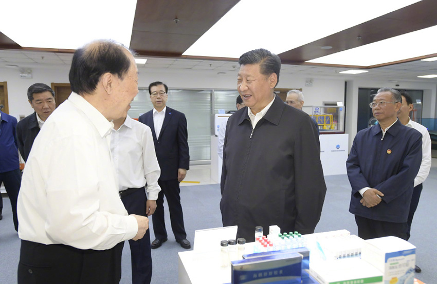 6月12日，中共中央總書記、國家主席、中央軍委主席習近平在山東青島考察。這是習近平在青島海洋科學與技術試點國家實驗室，聽取中國工程院院士管華詩關於海洋藥物研發情況的介紹。新華社記者 李學仁 攝