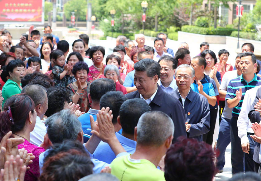 6月12日，中共中央總書記、國家主席、中央軍委主席習近平在山東青島考察。這是習近平在青島市李滄區世園街道上流佳苑社區同居民親切握手。新華社記者 謝環馳 攝