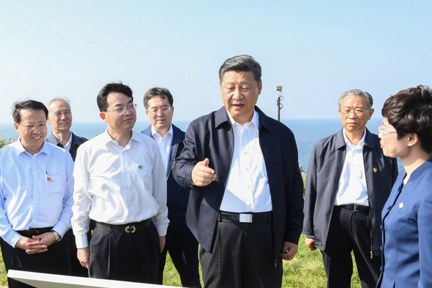 6月12日，中共中央總書記、國家主席、中央軍委主席習(xí)近平在山東威海考察。這是習(xí)近平在膠東（威海）黨性教育基地劉公島教學(xué)區(qū)察看北洋海軍炮臺(tái)遺址。新華社記者 李學(xué)仁 攝