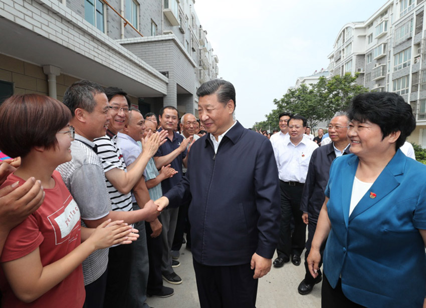 6月12日至14日，中共中央總書記、國家主席、中央軍委主席習近平在山東考察。這是14日上午，習近平在濟南市章丘區雙山街道三澗溪村，同村民們親切交談。新華社記者 謝環馳 攝