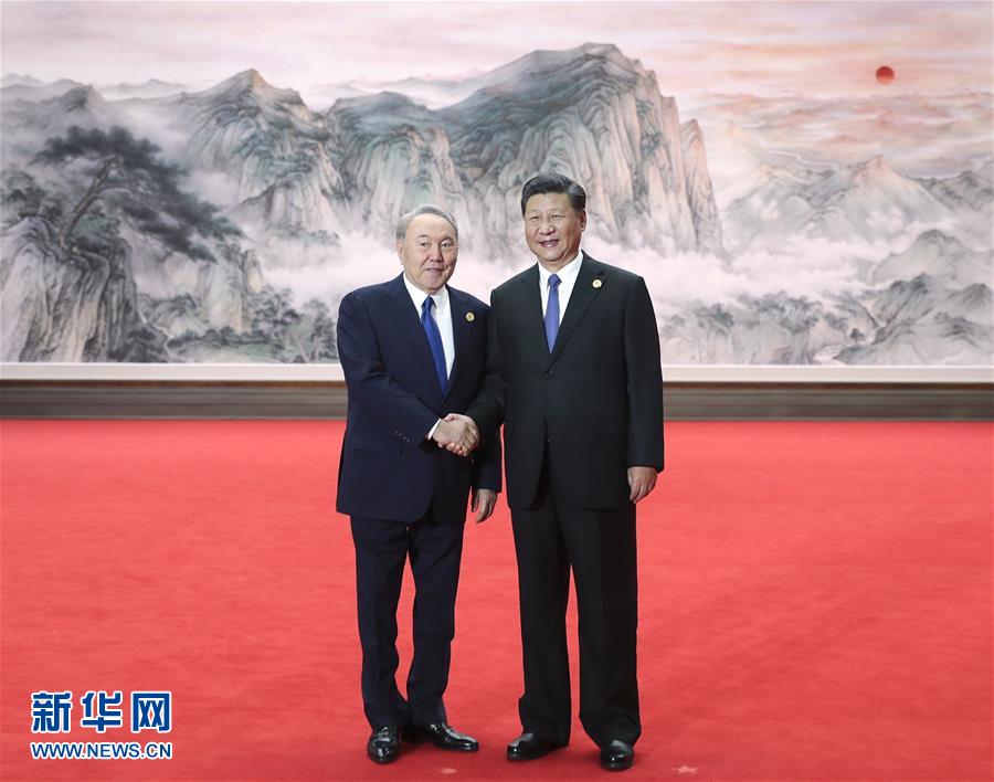 6月10日，上海合作組織成員國元首理事會第十八次會議在青島國際會議中心舉行。中國國家主席習近平主持會議並發表重要講話。這是小范圍會談前，習近平在迎賓廳迎接哈薩克斯坦總統納扎爾巴耶夫。新華社記者謝環馳攝