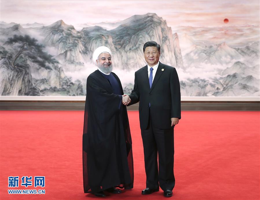 6月10日，上海合作組織成員國元首理事會第十八次會議在青島國際會議中心舉行。中國國家主席習(xí)近平主持會議並發(fā)表重要講話。這是會前，習(xí)近平在迎賓廳迎接伊朗總統(tǒng)魯哈尼。新華社記者謝環(huán)馳攝