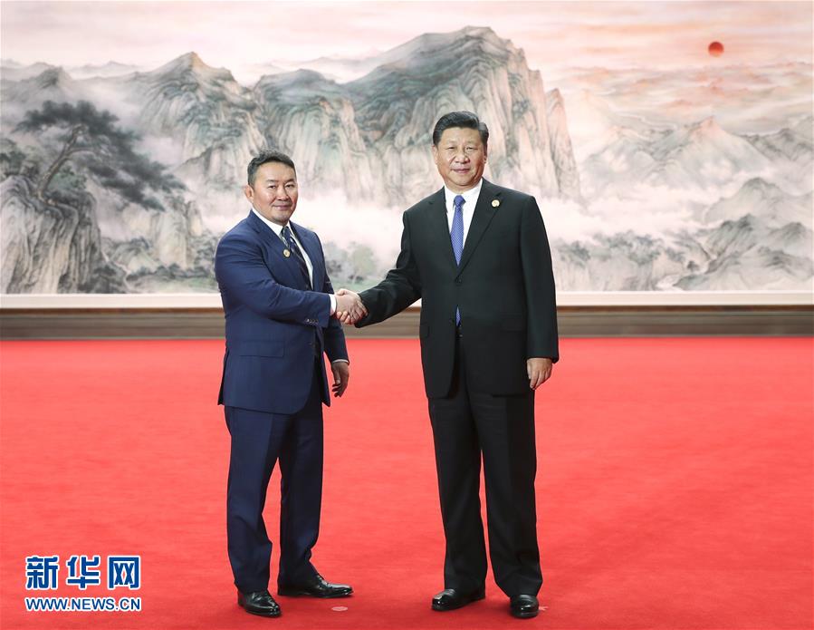 6月10日，上海合作組織成員國元首理事會第十八次會議在青島國際會議中心舉行。中國國家主席習近平主持會議並發表重要講話。這是會前，習近平在迎賓廳迎接蒙古國總統巴特圖勒嘎。新華社記者謝環馳攝