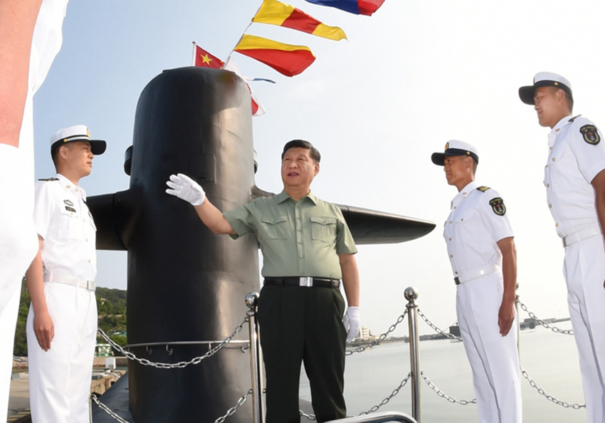 6月11日下午，中共中央總書記、國家主席、中央軍委主席習近平視察北部戰(zhàn)區(qū)海軍。這是習近平來到某潛艇部隊，登上潛艇，同艇員親切交談。新華社記者李剛攝
