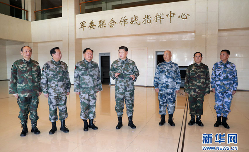 2017年11月3日，中共中央總書記、國家主席、中央軍委主席、軍委聯指總指揮習近平視察軍委聯合作戰指揮中心，表明新一屆軍委貫徹落實黨的十九大精神、推動全軍各項工作向能打仗、打勝仗聚焦的鮮明態度。這是習近平帶領軍委一班人研究軍委聯指中心建設情況。新華社記者 李剛 攝