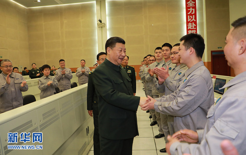 2018年2月10日，中共中央總書記、國家主席、中央軍委主席習近平來到駐四川部隊某基地，深入發射工位和技術廠房，看望慰問部隊官兵，代表黨中央和中央軍委，向全體解放軍指戰員、武警部隊官兵、民兵預備役人員致以誠摯問候和新春祝福。這是習近平同科技人員親切交談，詢問他們的科研工作和生活情況。新華社記者 李剛 攝