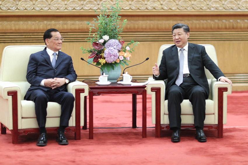 7月13日，中共中央總書記習(xí)近平在北京人民大會(huì)堂會(huì)見(jiàn)中國(guó)國(guó)民黨前主席連戰(zhàn)率領(lǐng)的臺(tái)灣各界人士參訪團(tuán)。 新華社記者 鞠鵬 攝