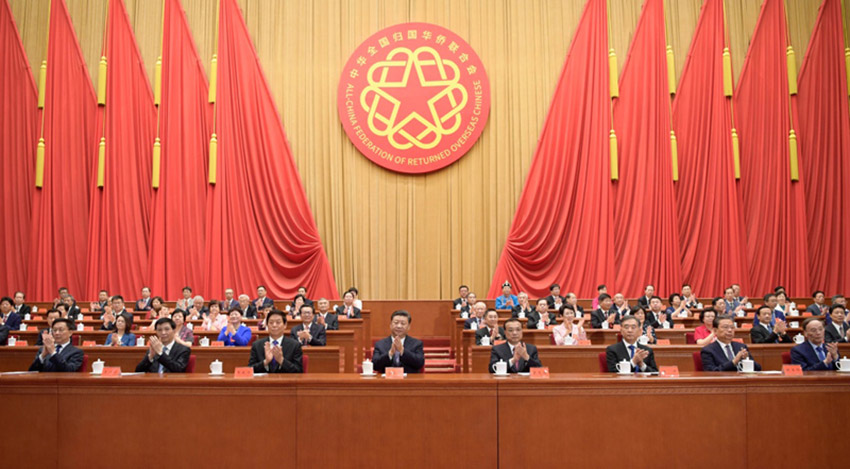8月29日，第十次全國(guó)歸僑僑眷代表大會(huì)在北京人民大會(huì)堂開幕。習(xí)近平、李克強(qiáng)、栗戰(zhàn)書、汪洋、王滬寧、趙樂際、韓正、王岐山等黨和國(guó)家領(lǐng)導(dǎo)人在主席臺(tái)就座，祝賀大會(huì)召開。 新華社記者李學(xué)仁攝