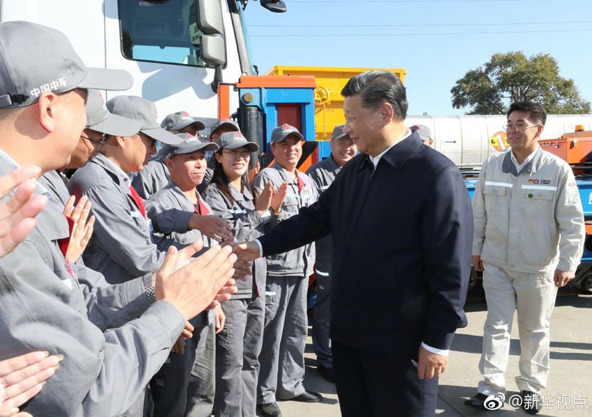 9月26日，中共中央總書記、國家主席、中央軍委主席習近平在黑龍江齊齊哈爾考察。這是習近平在中車齊車集團有限公司與工人親切握手。 新華社記者 鞠鵬 攝
