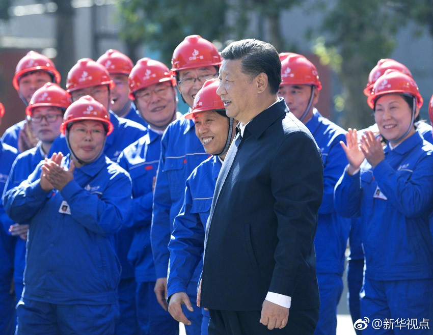9月26日，中共中央總書記、國家主席、中央軍委主席習近平在黑龍江齊齊哈爾考察。這是在中國一重集團，習近平走到工人中間，同大家親切交流。 新華社記者 燕雁 攝
