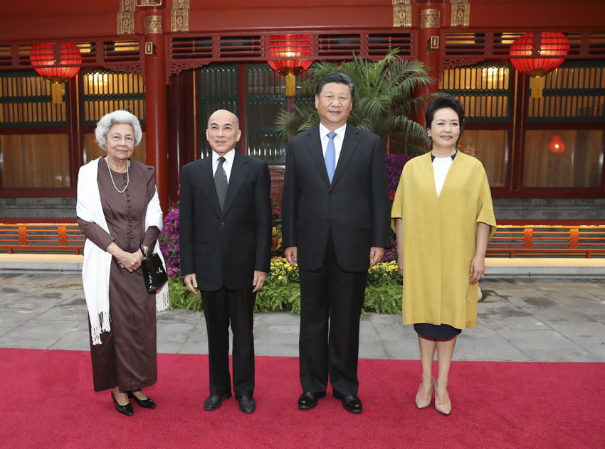 9月19日，在中秋佳節來臨之際，國家主席習近平和夫人彭麗媛在釣魚臺國賓館親切看望正在北京休養的柬埔寨國王西哈莫尼和太后莫尼列。新華社記者 黃敬文 攝