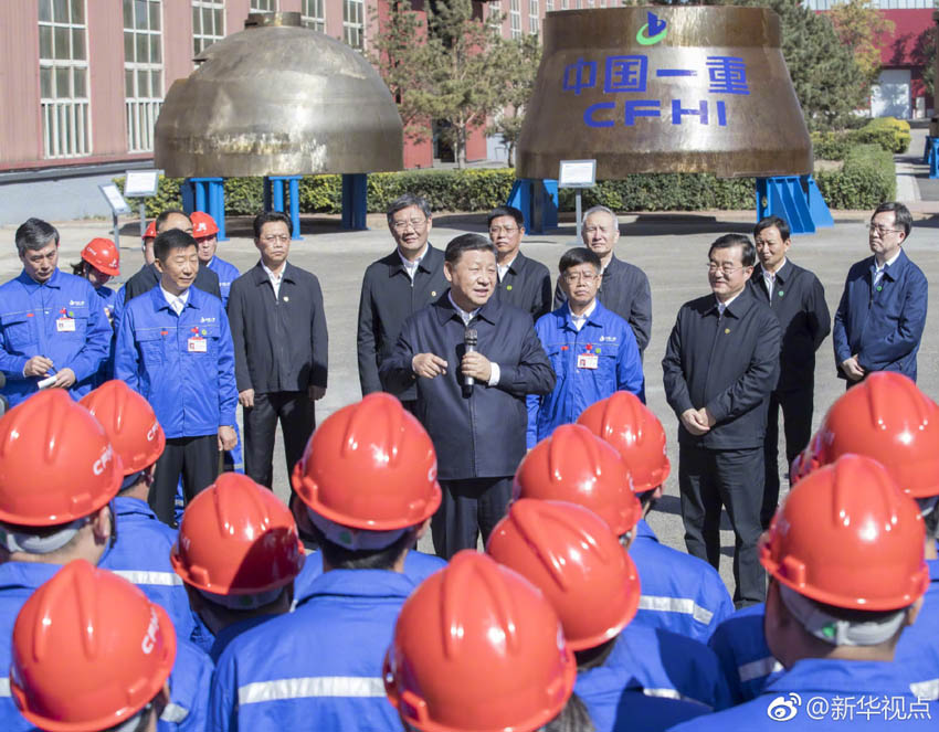 9月26日，中共中央總書記、國家主席、中央軍委主席習近平在黑龍江齊齊哈爾考察。這是習近平在中國一重集團與工人親切交流。 新華社記者 王曄 攝