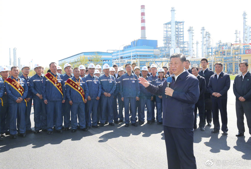 9月27日，中共中央總書記、國家主席、中央軍委主席習近平開始在遼寧考察。這是習近平在中國石油遼陽石化公司同工人親切交流。新華社記者 鞠鵬 攝