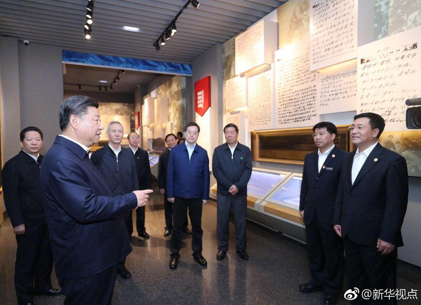 9月25日至28日，中共中央總書記、國家主席、中央軍委主席習近平在東北三省考察，主持召開深入推進東北振興座談會。這是28日上午，習近平在遼寧撫順市參觀雷鋒紀念館。新華社記者 鞠鵬 攝