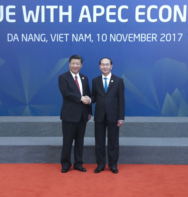 2017年11月10日，國家主席習近平在越南峴港出席亞太經合組織領導人同工商咨詢理事會代表對話會。這是對話會開始前，習近平受到越南國家主席陳大光的迎接。新華社記者 馬佔成 攝