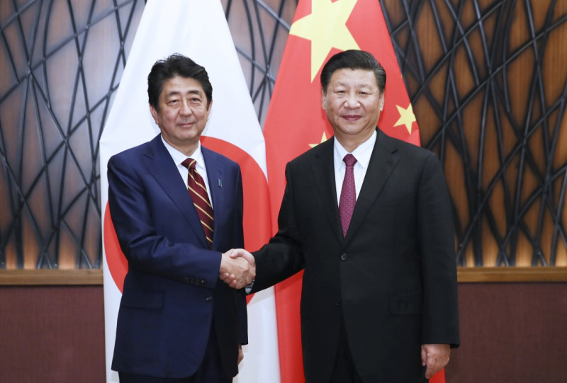 2017年11月11日，國家主席習近平在越南峴港會見日本首相安倍晉三。新華社記者 蘭紅光 攝