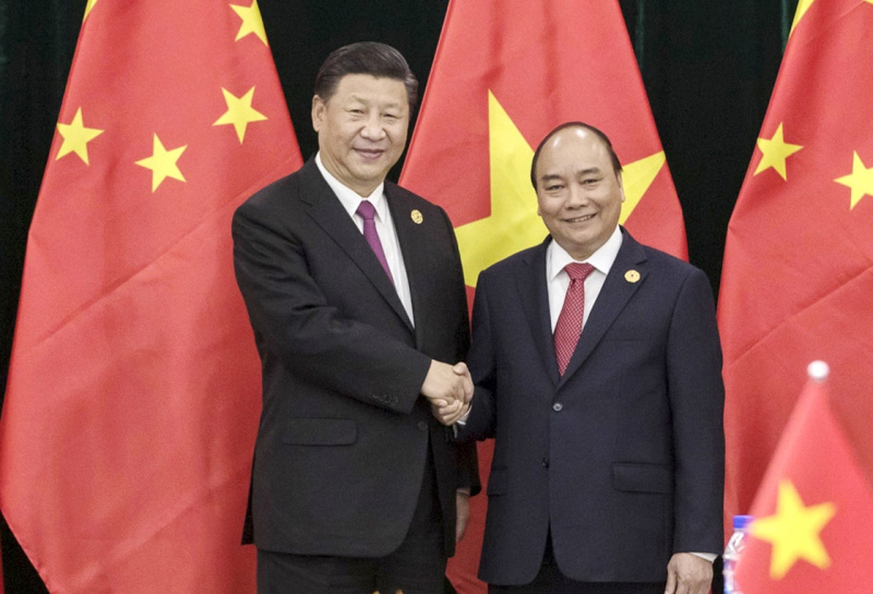 2017年11月11日，中共中央總書記、國(guó)家主席習(xí)近平在峴港行政中心會(huì)見(jiàn)越南總理阮春福。 新華社記者 費(fèi)茂華 攝