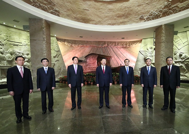 2017年10月31日，中共中央總書記、國家主席、中央軍委主席習近平帶領中共中央政治局常委李克強、栗戰書、汪洋、王滬寧、趙樂際、韓正，瞻仰上海中共一大會址和浙江嘉興南湖紅船。這是31日下午，習近平在南湖革命紀念館參觀結束時發表重要講話。新華社記者 蘭紅光 攝