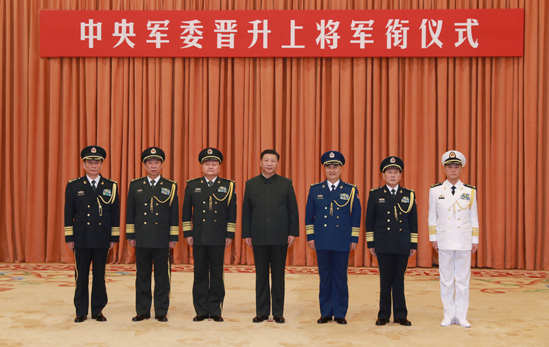 2017年11月2日，中央軍委晉升上將軍銜儀式在北京八一大樓隆重舉行。中央軍委主席習近平向晉升上將軍銜的中央軍委委員、中央軍委紀律檢查委員會書記張升民同志頒發命令狀。這是儀式結束后，習近平等領導同志同張升民合影留念。新華社記者 李剛 攝