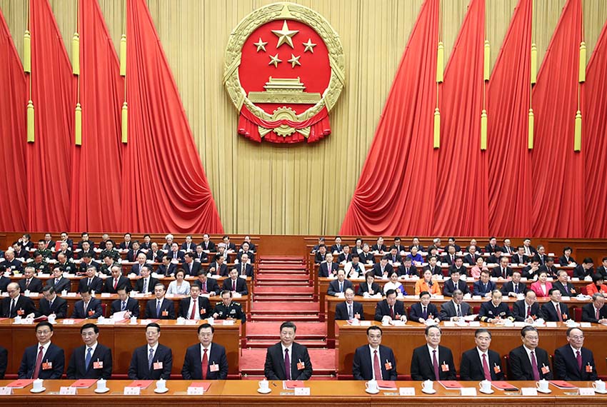 2018年3月20日，第十三屆全國人民代表大會第一次會議在北京人民大會堂閉幕。習(xí)近平等黨和國家領(lǐng)導(dǎo)人在主席臺就座。 新華社記者 鞠鵬 攝