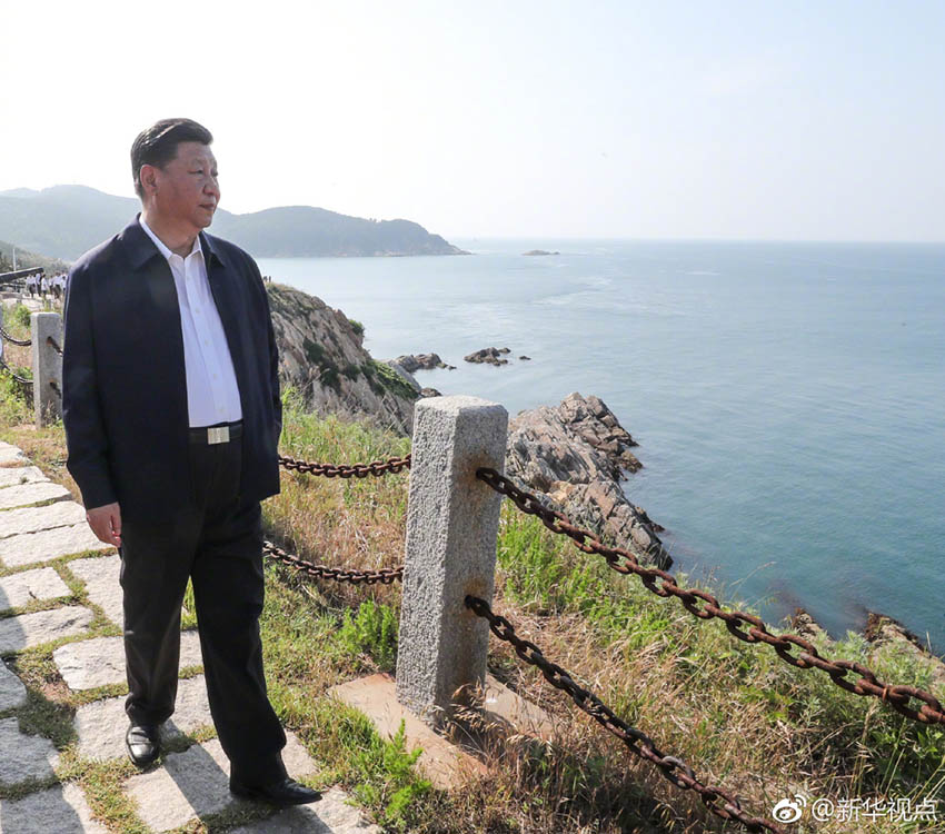 2018年6月12日，中共中央總書記、國家主席、中央軍委主席習近平在山東威海考察。這是習近平在膠東（威海）黨性教育基地劉公島教學區察看北洋海軍炮臺遺址。新華社記者 謝環馳 攝