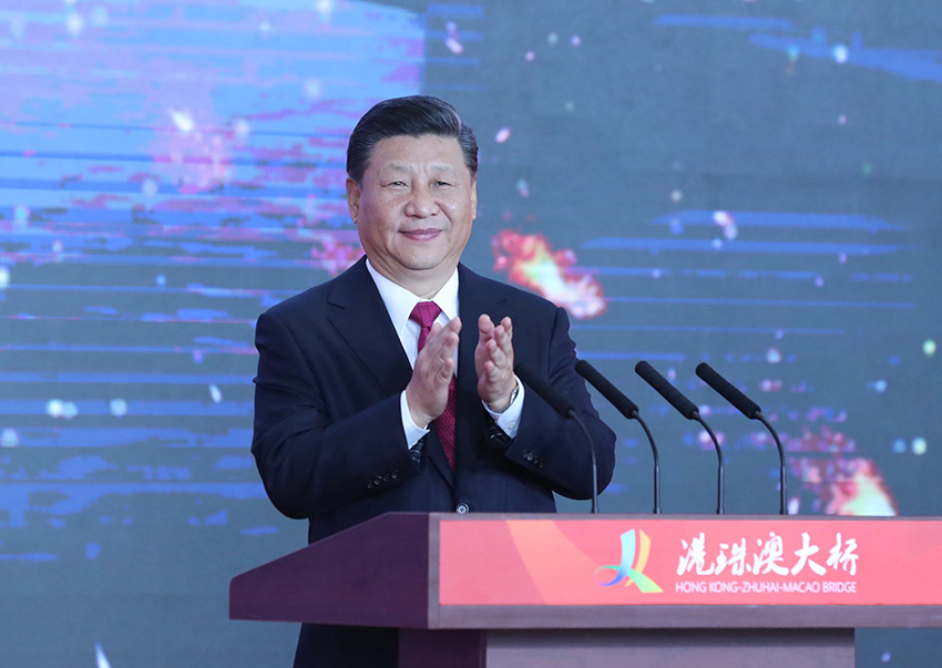 10月23日上午，港珠澳大橋開通儀式在廣東省珠海市舉行。中共中央總書記、國家主席、中央軍委主席習近平出席儀式，宣布大橋正式開通並巡覽大橋。 新華社記者鞠鵬攝