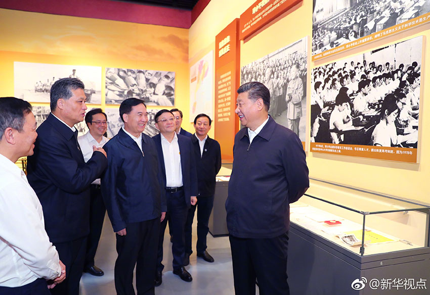10月24日，中共中央總書記、國家主席、中央軍委主席習近平在深圳考察。這是習近平在深圳改革開放展覽館參觀“大潮起珠江——廣東改革開放40周年展覽”。 新華社記者 謝環馳 攝