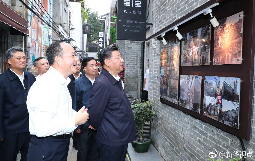 10月24日，中共中央總書(shū)記、國(guó)家主席、中央軍委主席習(xí)近平在廣州考察調(diào)研。這是習(xí)近平在廣州市荔灣區(qū)西關(guān)歷史文化街區(qū)永慶坊考察。 新華社記者謝環(huán)馳攝
