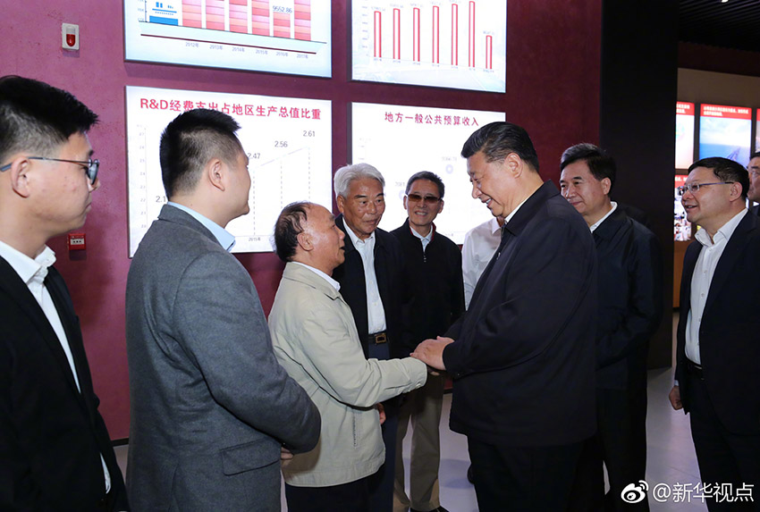 10月24日，中共中央總書記、國家主席、中央軍委主席習近平在深圳考察調研。這是習近平參觀“大潮起珠江——廣東改革開放40周年展覽”后，同廣東省改革開放相關方面代表親切交談。 新華社記者鞠鵬攝