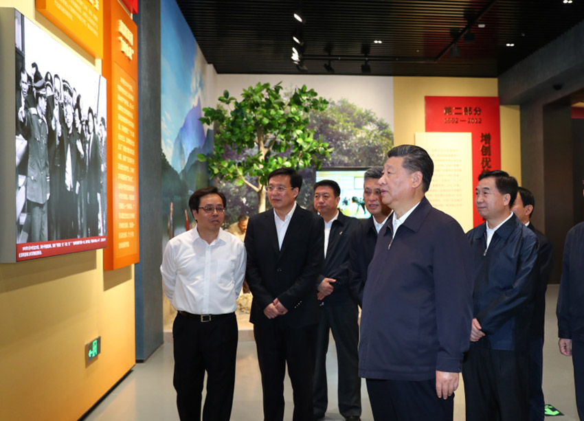10月22日至25日，中共中央總書記、國家主席、中央軍委主席習近平在廣東考察。這是10月24日上午，習近平在深圳參觀“大潮起珠江——廣東改革開放40周年展覽”。 新華社記者謝環馳攝